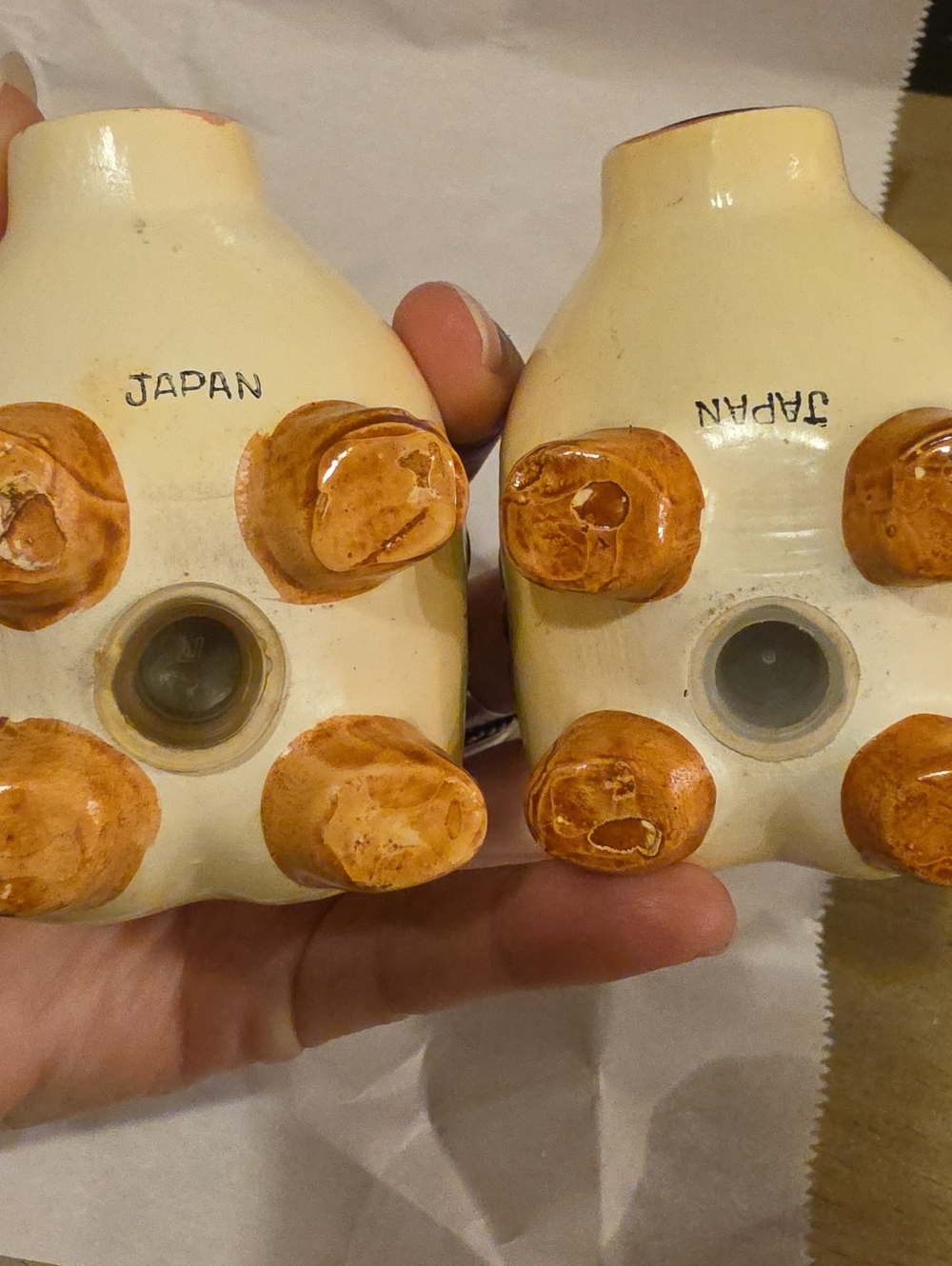 Vintage Japan Hand-Painted Kissing Pig Salt & Pepper Shakers - Picture 9 of 9